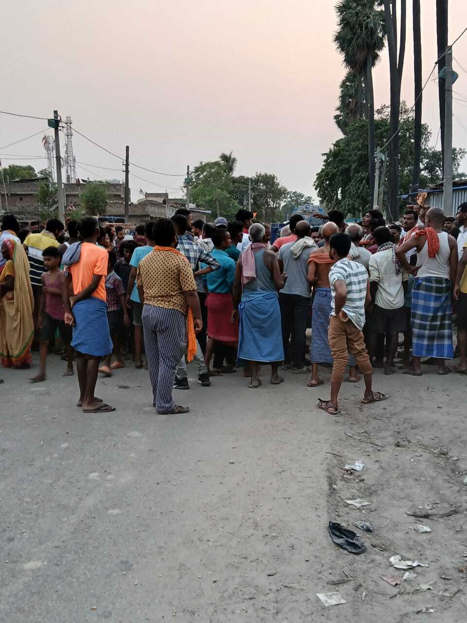घर के पास बैठे युवक की गोली मार कर हत्या, ग्रामीणों ने जाम की सड़क