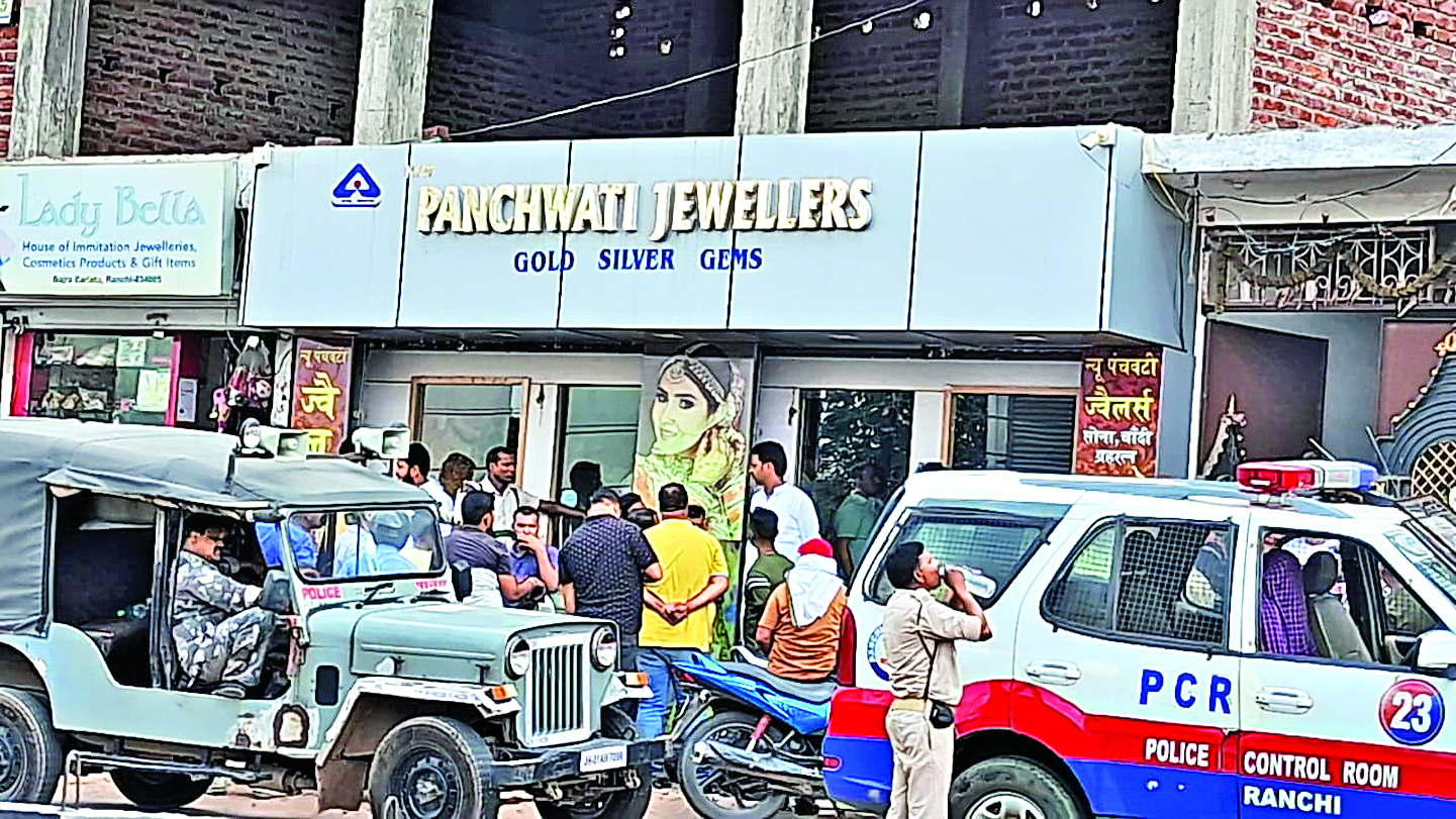 अपराधियों ने पंडरा में दिनदहाड़े ज्वेलरी दुकान से 45 लाख के जेवरात लूट लिये