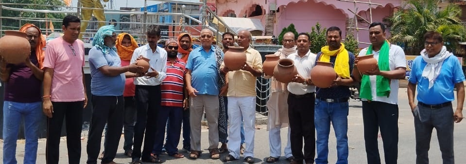 10 पंचायतों में जलापूर्ति नहीं, मटका फोड़ कर जताया विरोध
