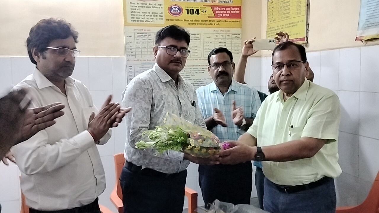 सीपीआर देकर युवक की जान बचाने वाले डॉक्टर सुशील को सीएस ने किया सम्मानित