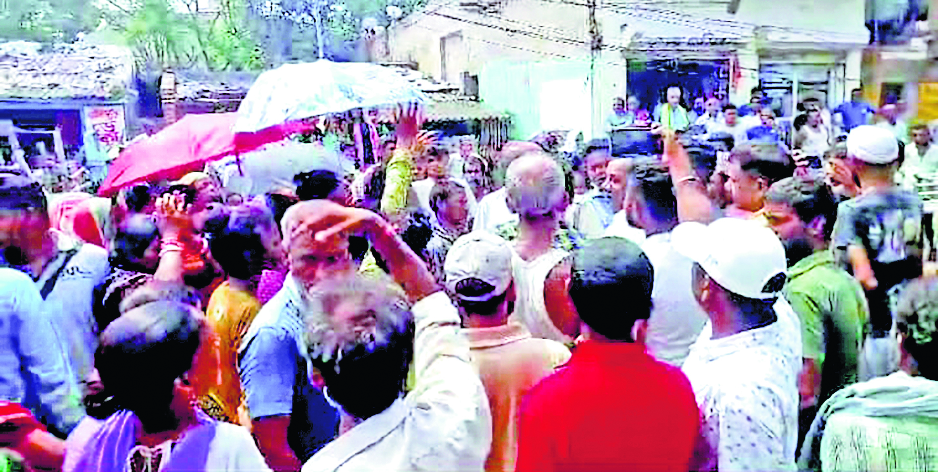 तीन महीने से राशन न मिलने पर लोगों ने किया प्रदर्शन