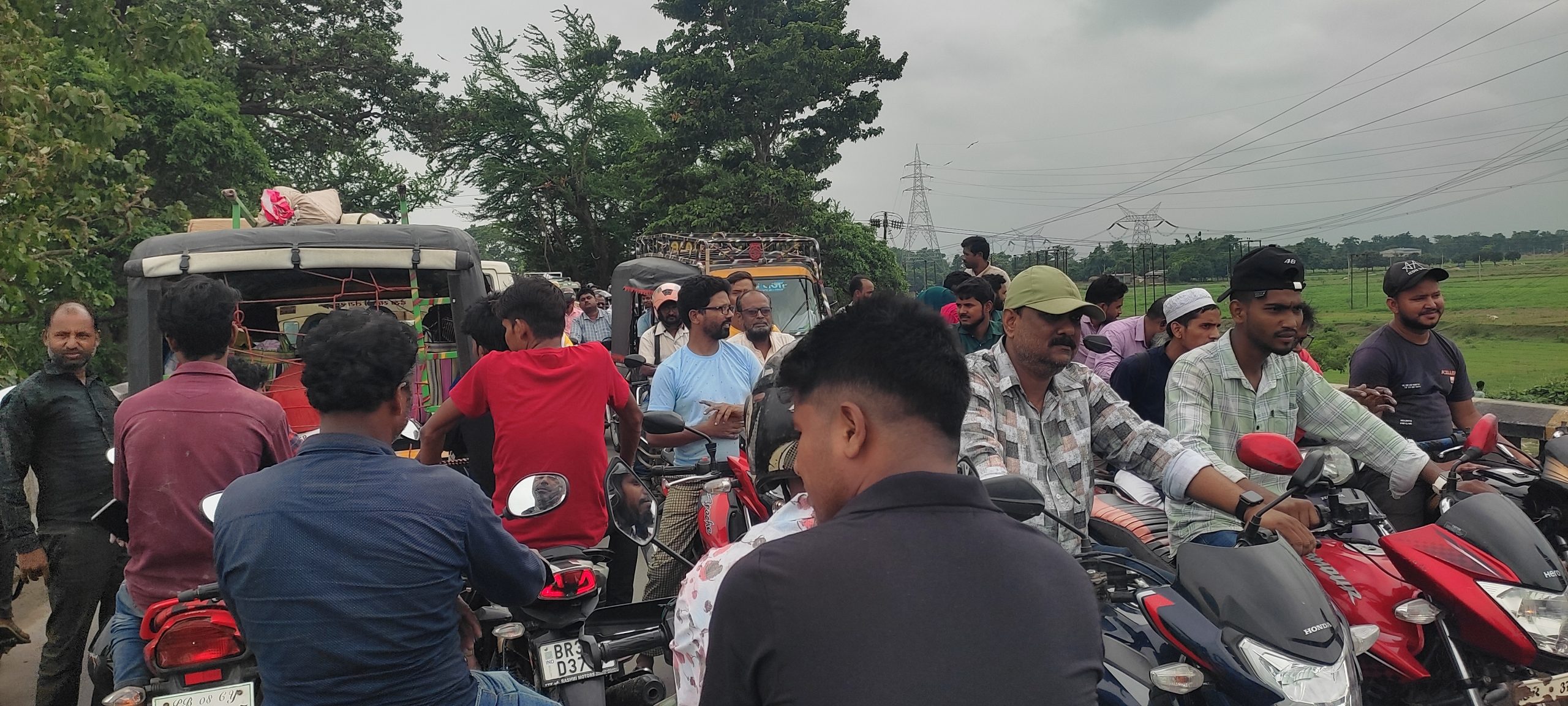किशनगंज-बहादुरगंज पथ पर महानंदा पुल पर महाजाम में घंटों फंसी रही हजारों गाड़ियां, परेशान रहे लोग