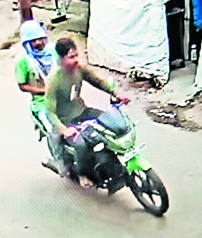 चेन छिनतई करने वाले दो बदमाश व खरीदने वाला सोनार गिरफ्तार