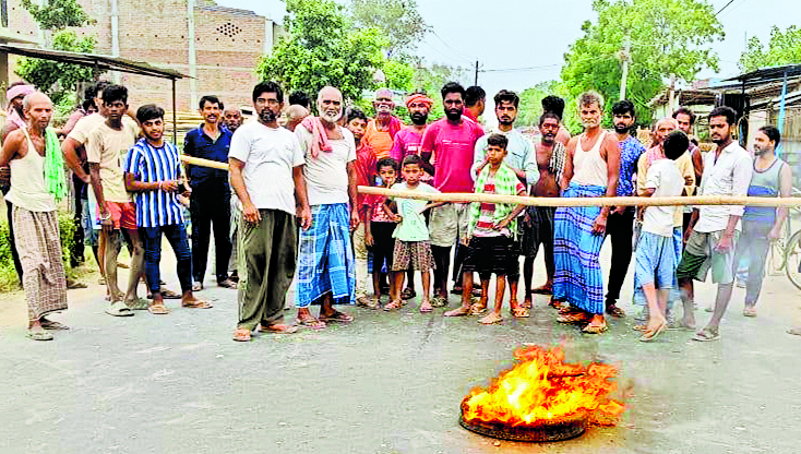 पानी नहीं मिलने से नाराज ग्रामीणों ने जाम की सड़क