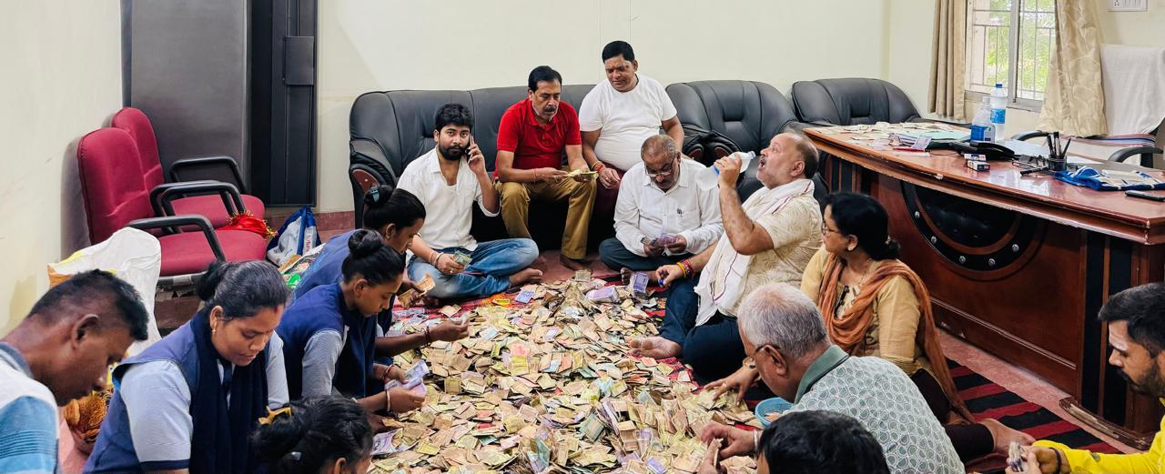 पहाड़ी मंदिर की दानपेटी से डॉलर व दीनार भी निकले