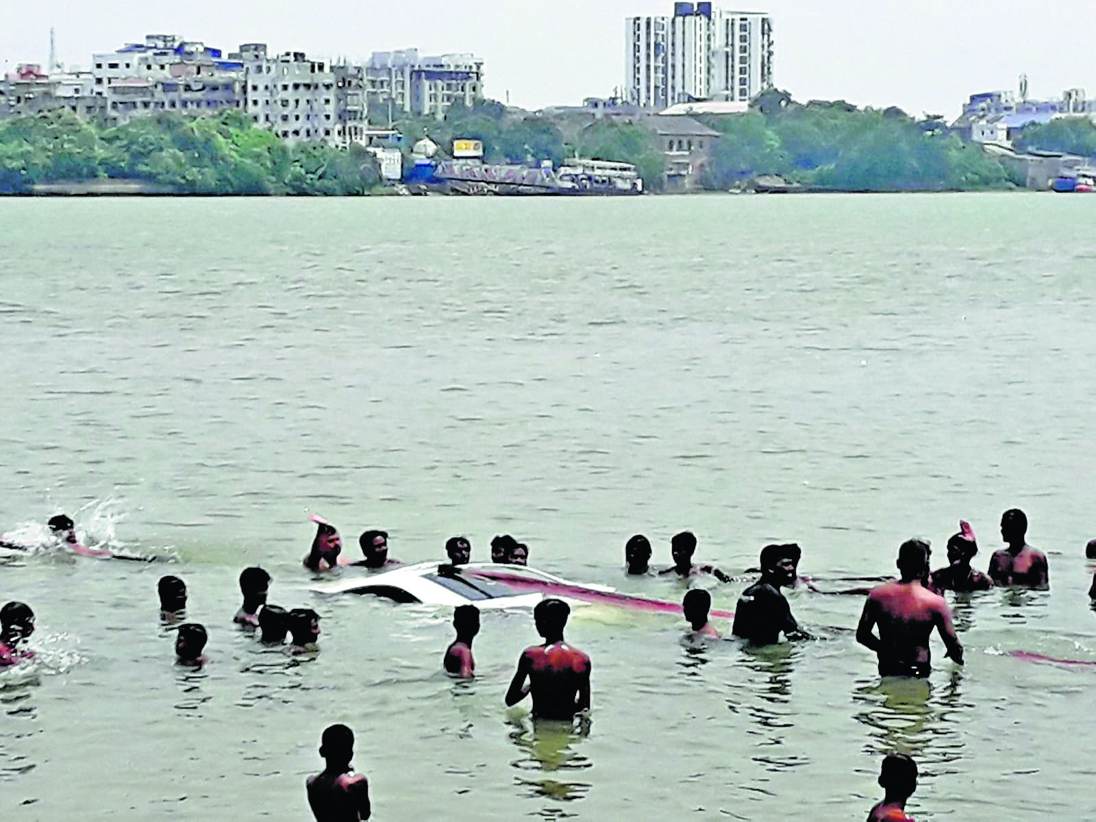 अंदर बैठा था बच्चा,कार गंगा में समायी, मुश्किल से बची जान