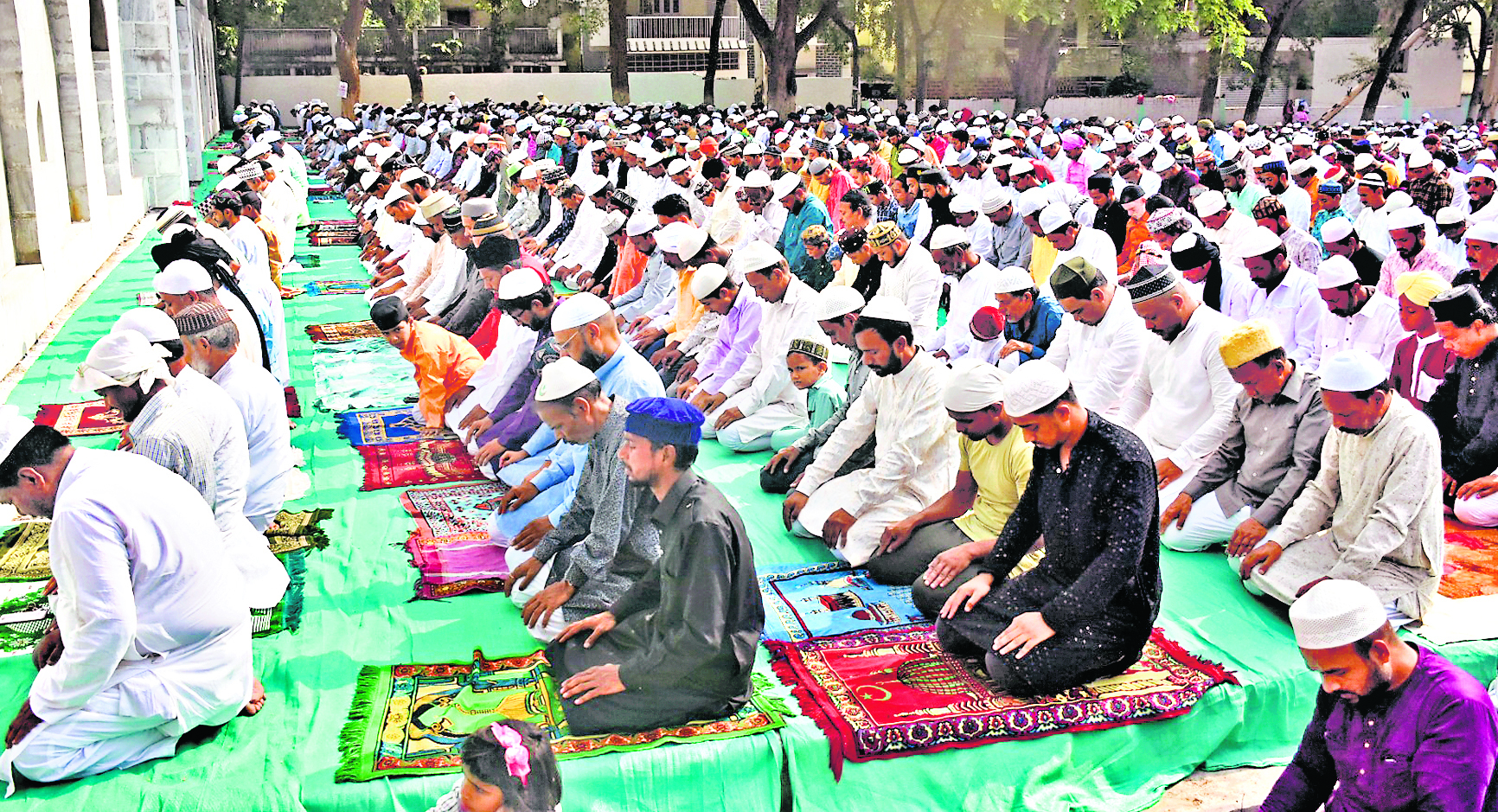 बकरीद पर ईदगाहों और मस्जिदों में अदा की गयी नमाज