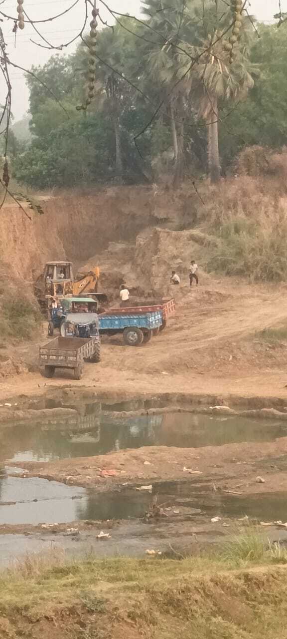पुनपुन नदी में धड़ल्ले से हो रहे अवैध खनन से सुरक्षा बांध को खतरा