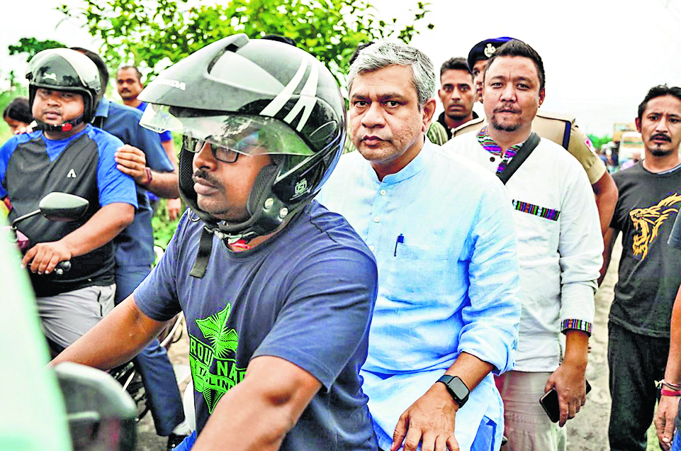 रेल हादसे में कंचनजंगा का गार्ड और मालगाड़ी का लोको पायलट की भी मौत