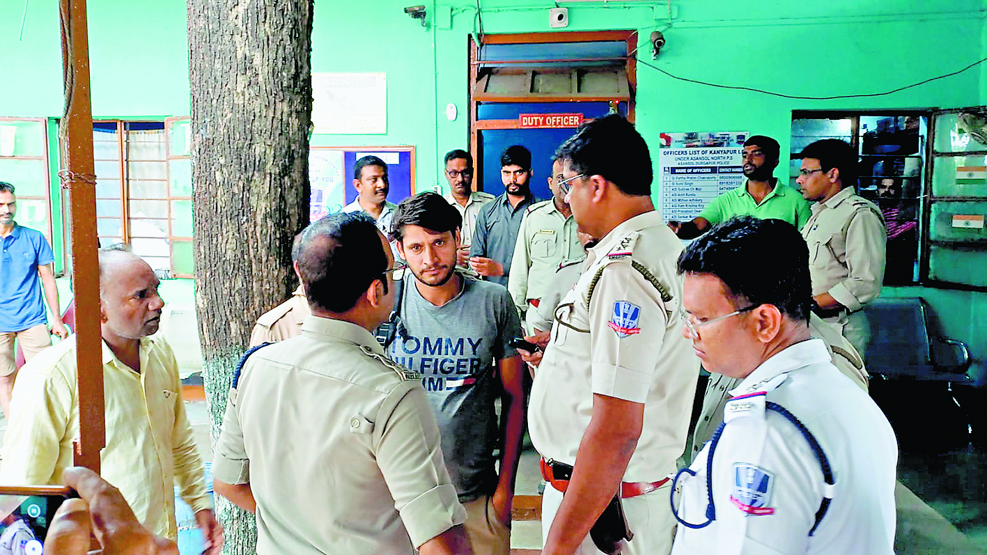 पुलिस ने किया अरेस्ट, फैल गयी अपहरण की अफवाह