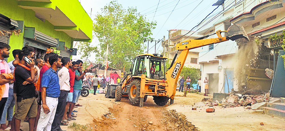नगर निगम क्षेत्र के अवधूतनगर में चला बुलडोजर