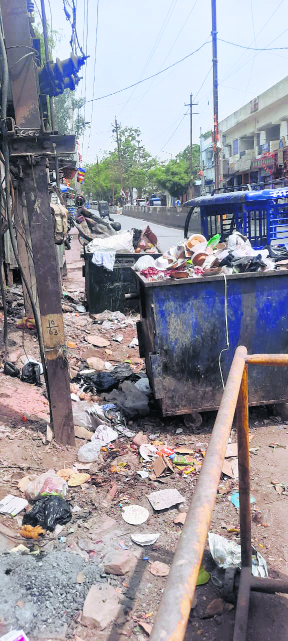 शहर की सड़कों पर कचरे का ढेर, नहीं हो रहा उठाव