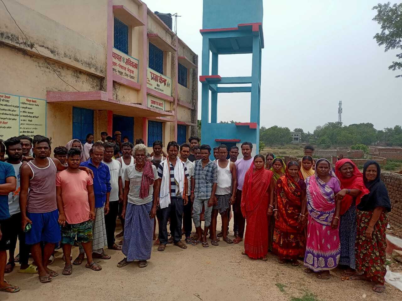 नल-जल योजना में अनियमितता का ग्रामीणों ने लगाया आरोप, महिलाओं ने भी किया प्रदर्शन