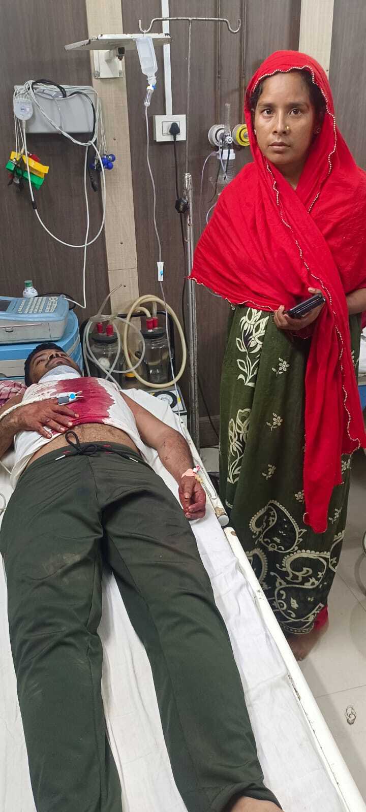 निमंत्रण पर खाना खाने आये युवक ने दोस्त पर चाकू से किया हमला, गंभीर हालत में भर्ती