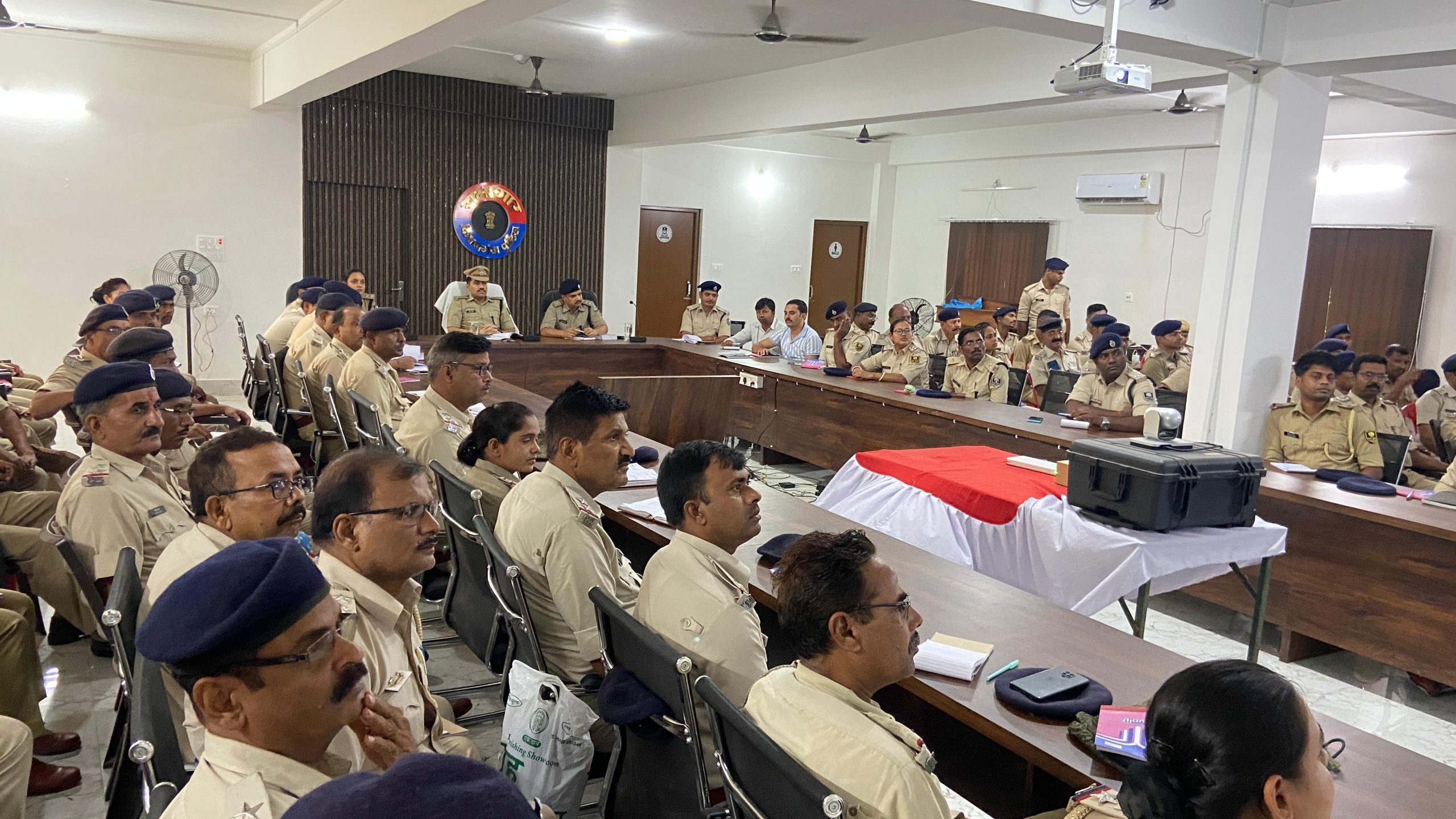 पुलिस पदाधिकारियों को एसपी की मौजूदगी में दिया गया प्रशिक्षण