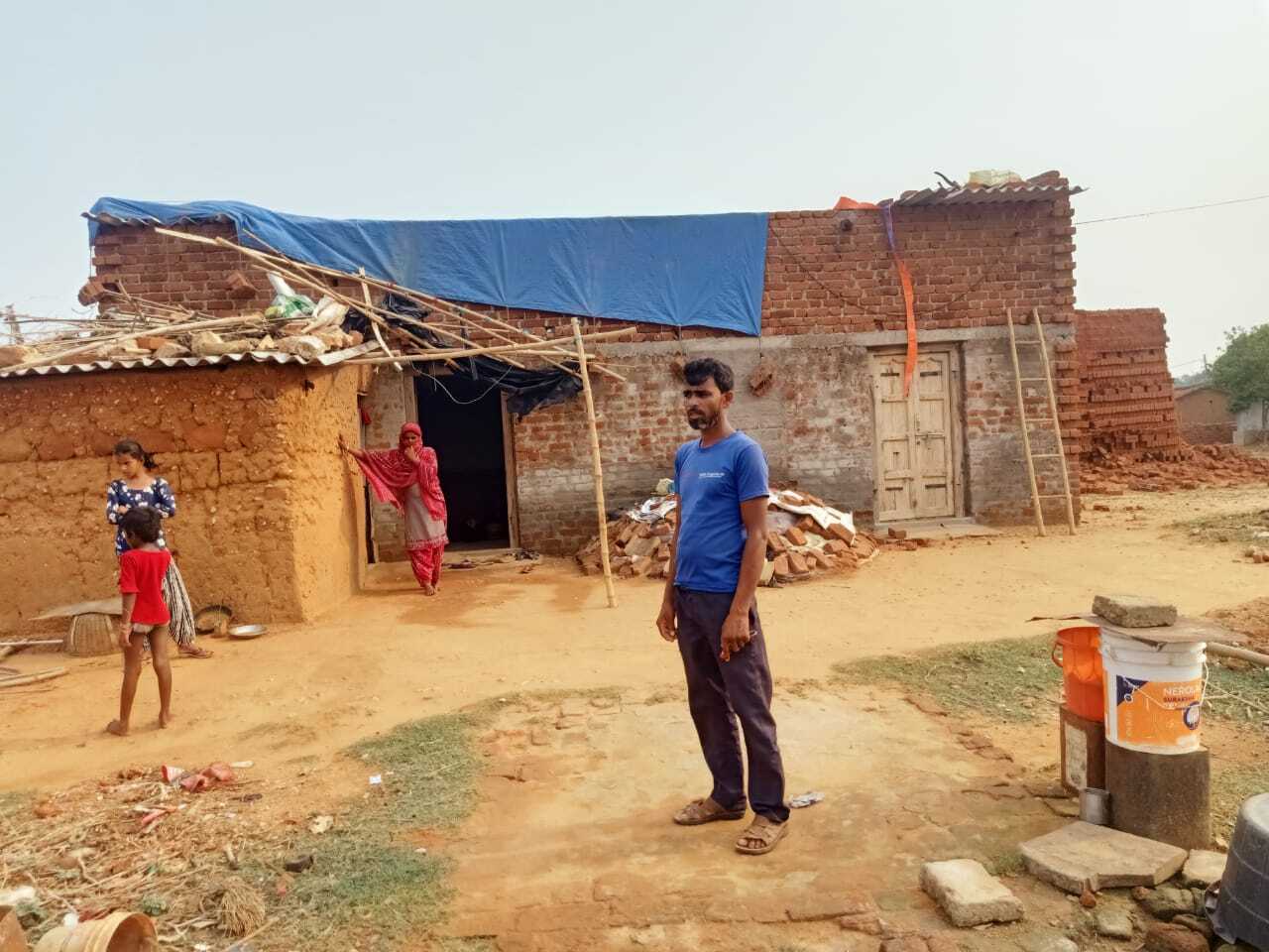 तेज आंधी-तूफान में गरीब का गिरा घर