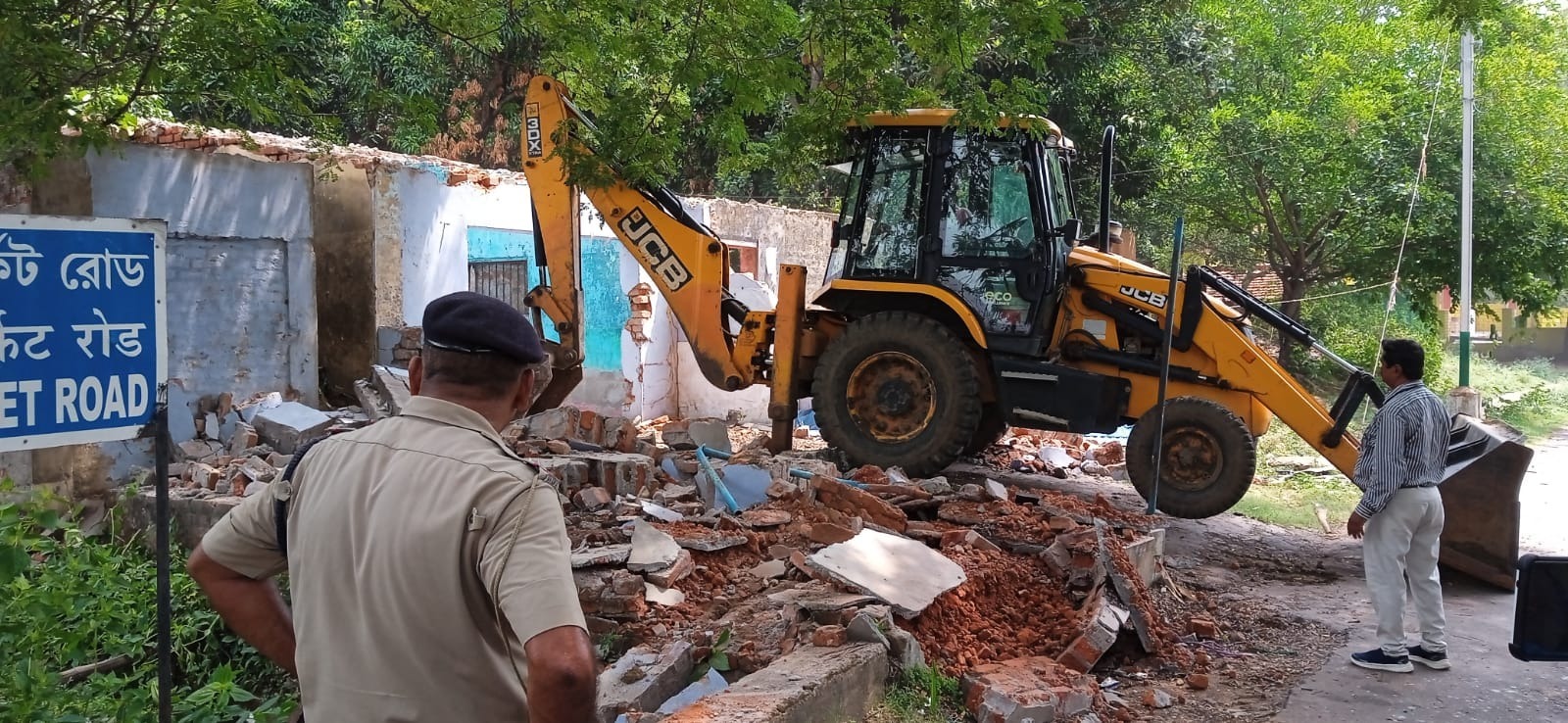 सिमजुरी में 53 अवैध दुकानों को किया गया ध्वस्त