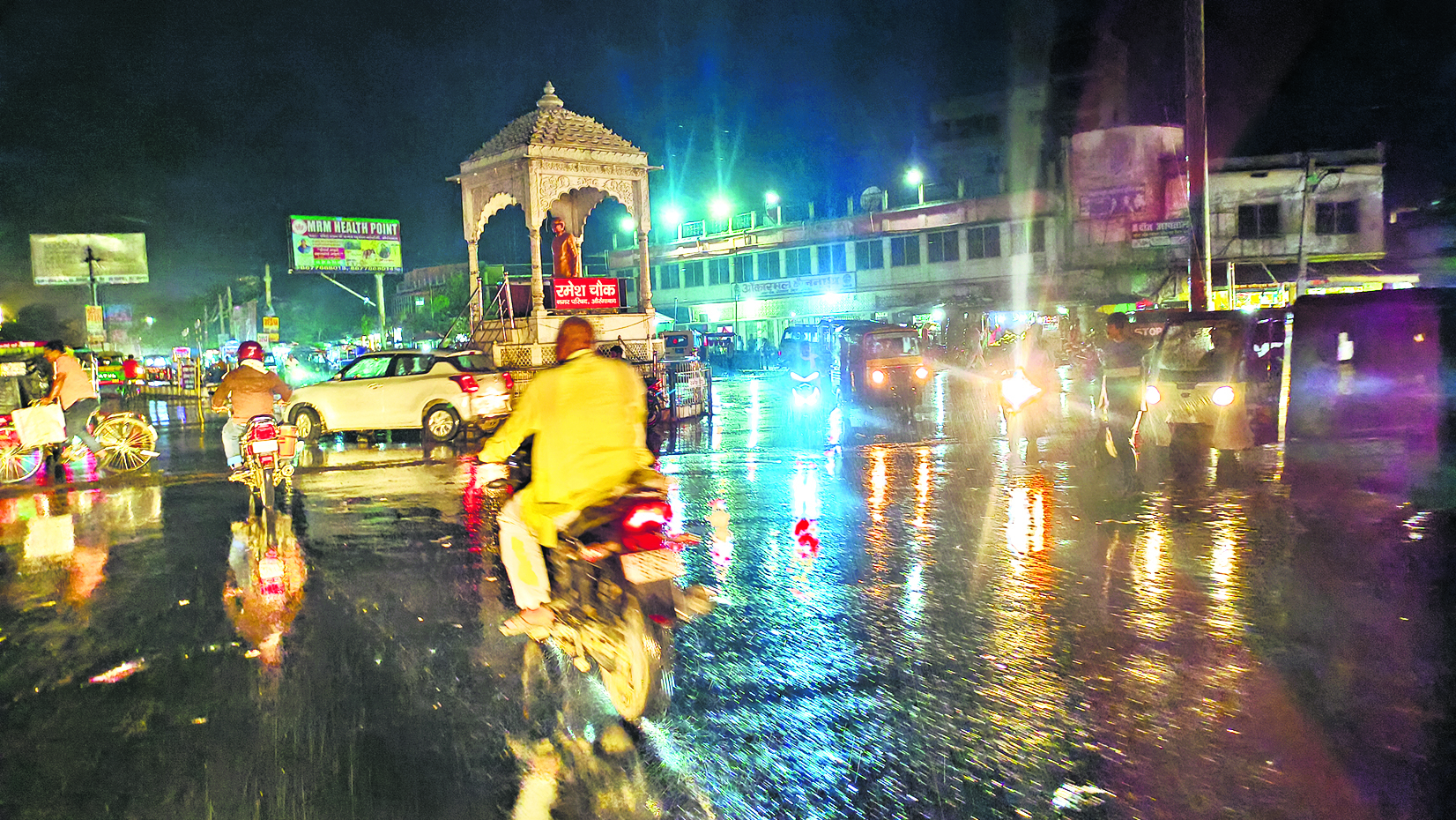 बारिश की पहली फुहार से भींगा शहर