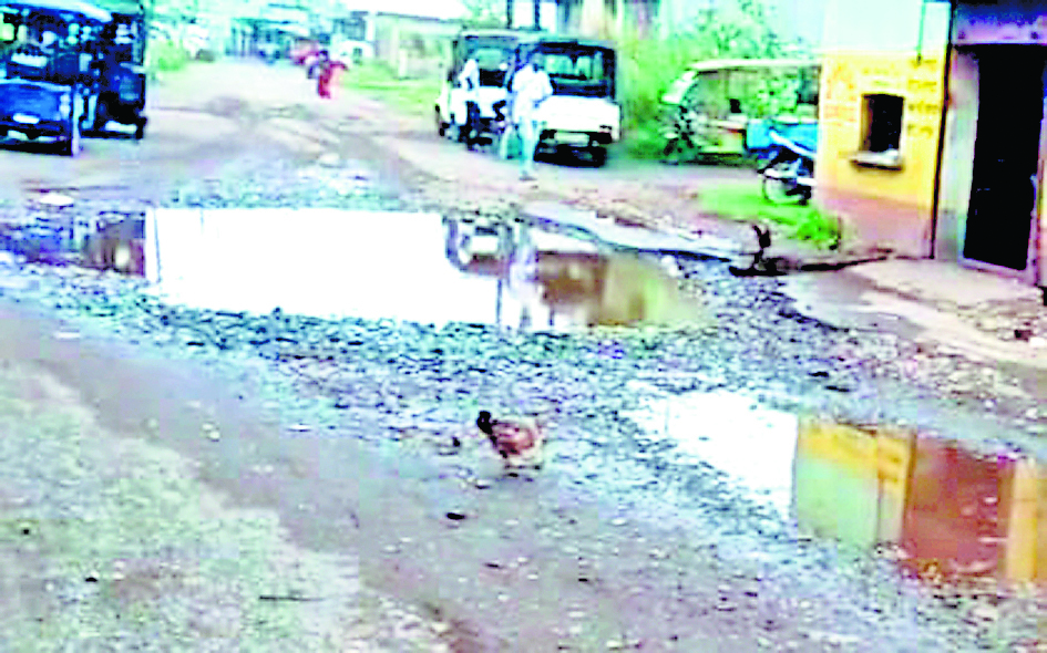 जामुड़िया की सड़कों पर गड्ढे दे रहे हादसों को न्योता