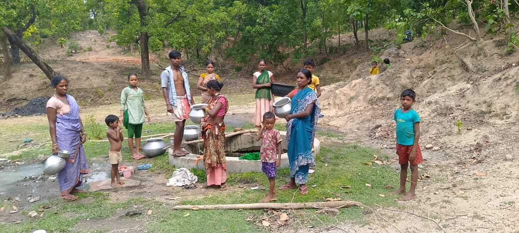 डुमरपनिया व हलवैय गांव में पानी की घोर किल्लत