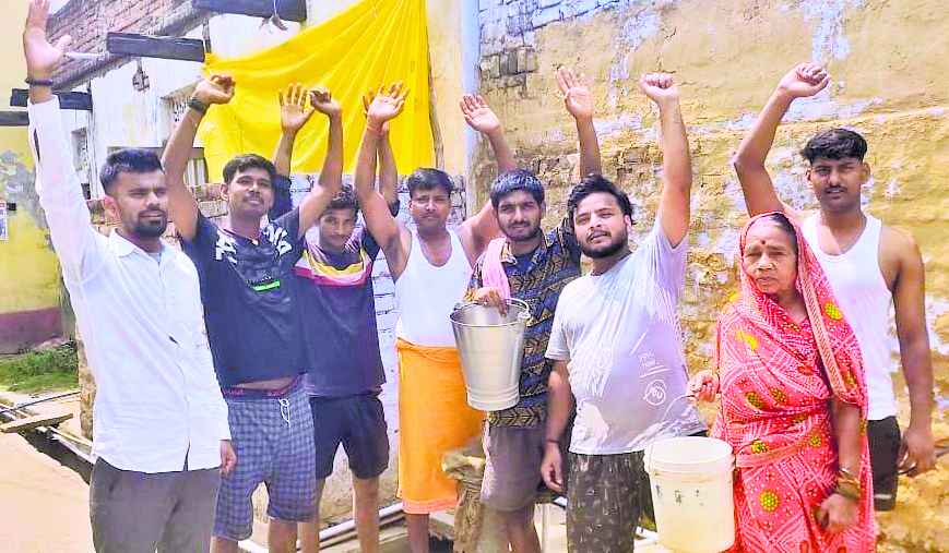 पानी नहीं मिलने से परेशान लोगों ने किया हंगामा