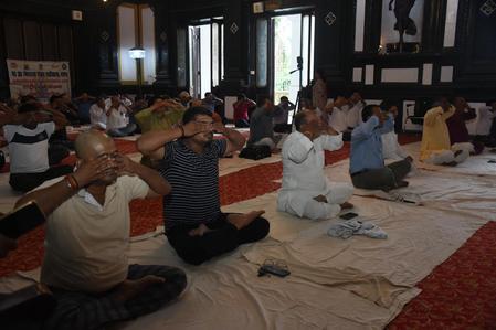 योग शरीर की हर कोशिका को स्वस्थ बनाता