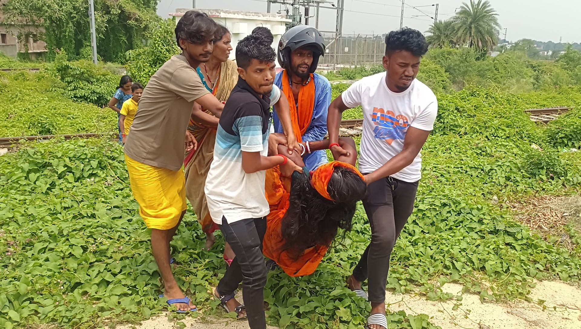 घरेलू विवाद के बाद दो बेटियों के साथ ट्रेन के आगे कूदी महिला, बाल-बाल बचीं