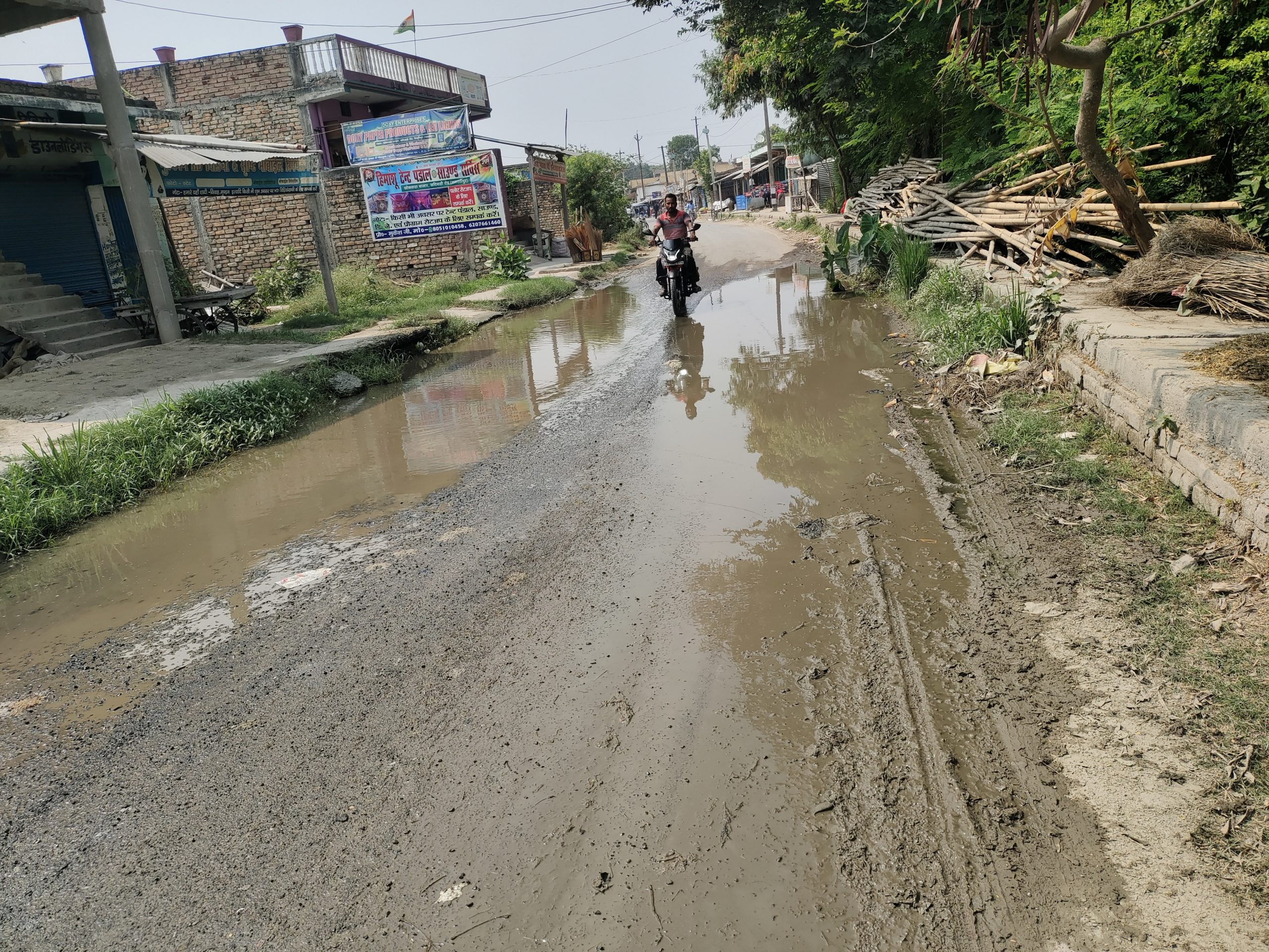 हीट वेव में भी खोकसाहा बाजार को नहीं मिली जल जमाव से निजात