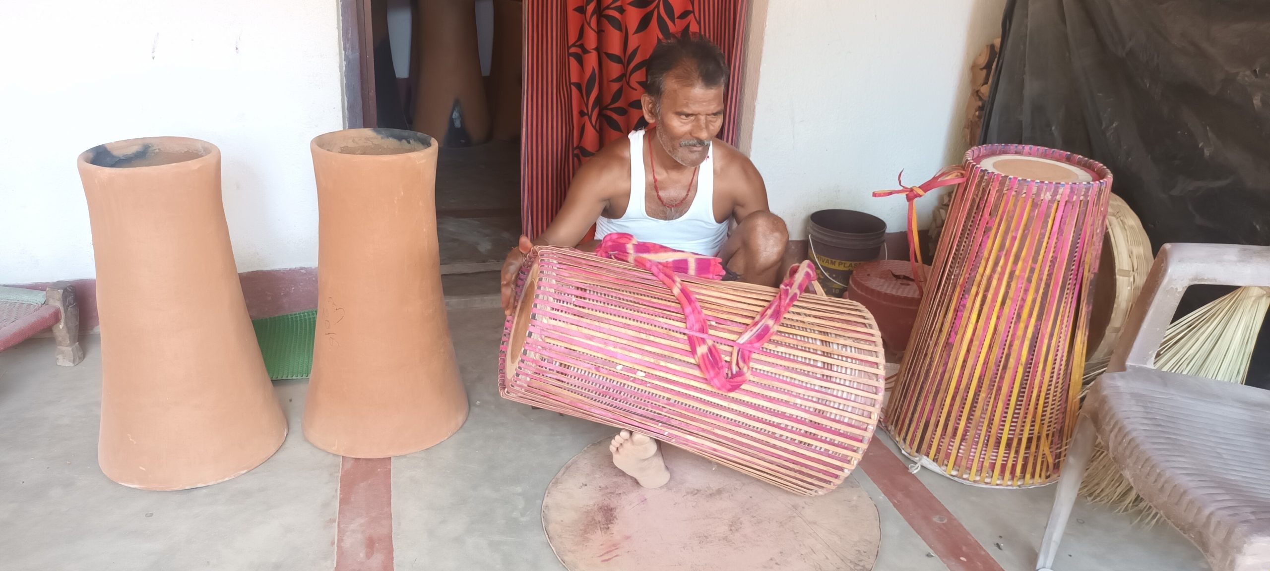 मांदर बनाने वाले परिवार उपेक्षित