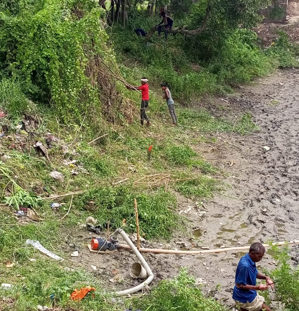 बिना उड़ाही के ही राशि का उठाव, खबर छपने पर आनन-फानन में तालाब से निकाला जा रहा पानी