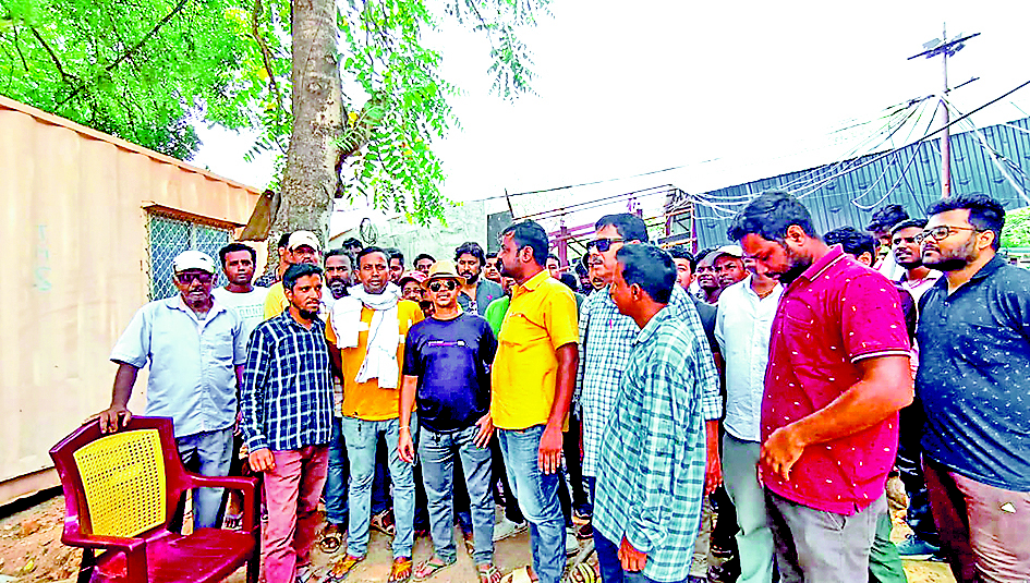 रोजगार और मुआवजे की मांग पर एमडीओ परियोजना का उत्पादन बंद कर प्रदर्शन