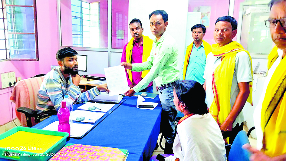 रघुनाथपुर ब्लॉक-2 ऑफिस के बाहर आदिवासी कुड़मी समाज का प्रदर्शन