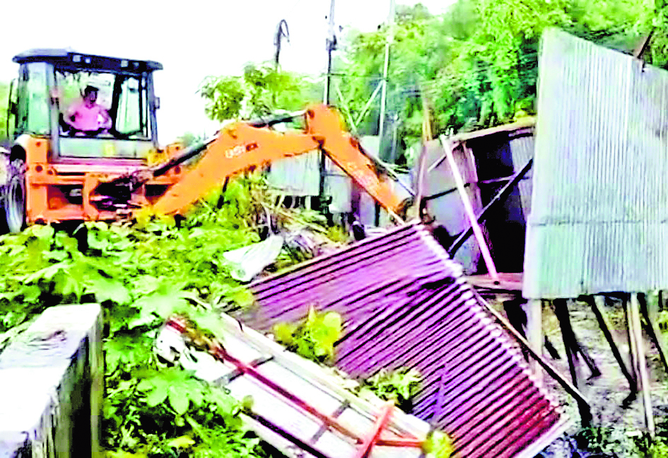 कई दुकानों पर चला बुलडोजर तो कुछ को दी गयी थोड़ी मोहलत