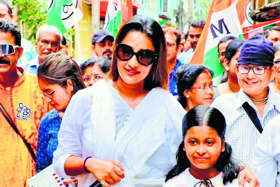 सायंतिका बनर्जी व रेयात ने विस अध्यक्ष से की मुलाकात, आज शपथ लेने नहीं जायेंगे राजभवन