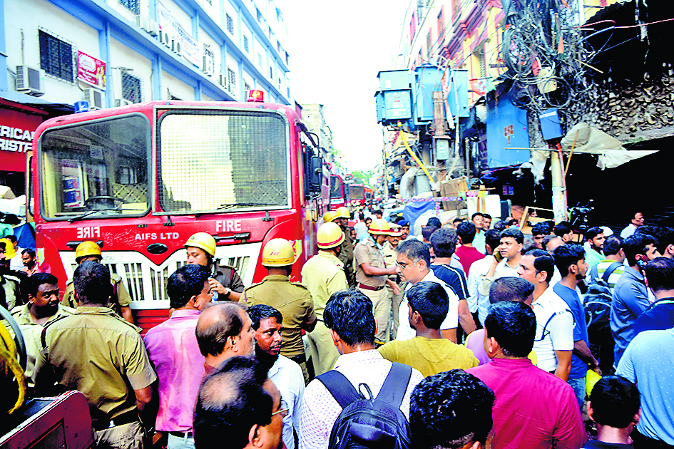 बड़ाबाजार : मेहता बिल्डिंग के एक गोदाम में भीषण आग, 10 दमकल इंजन पहुंचे