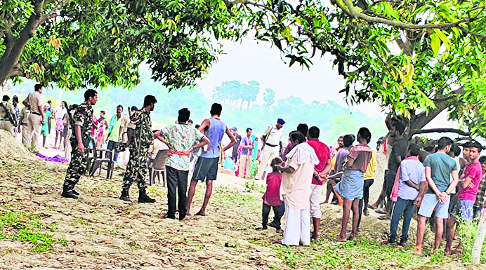 साड़ी के फंदे में पेड़ से लटका मिला प्रेमी जोड़े का शव, क्षेत्र में फैली सनसनी