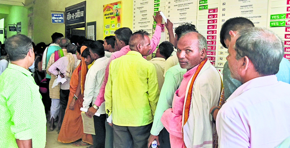 सदर अस्पताल में सुबह सात बजे से ही रजिस्ट्रेशन काउंटर पर लग रही कतार