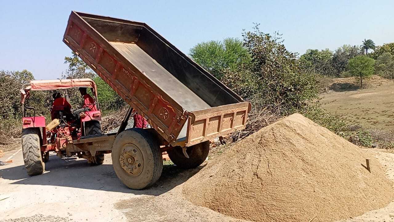 प्रतिबंधित बालू घाटों धड़ल्ले से हो रहा बालू का उठाव, माफिया सक्रिय
