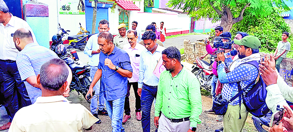 आसनसोल में आरएसएस कार्यालय में जांच को पहुंचे अधिकारी, तालाब पाटकर निर्माण का आरोप