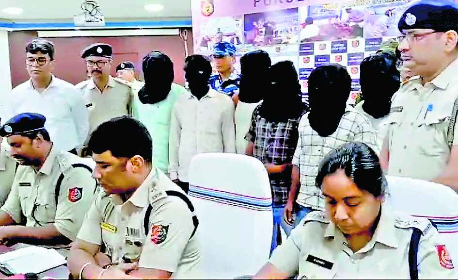 डकैती के आरोप में हथियारों के साथ छह गिरफ्तार