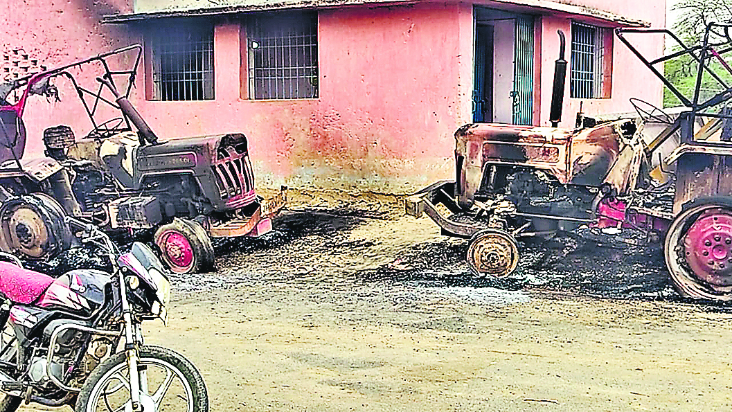 नक्सलियों ने सड़क निर्माण से जुड़े दो ट्रैक्टर और एक जेसीबी में लगायी आग