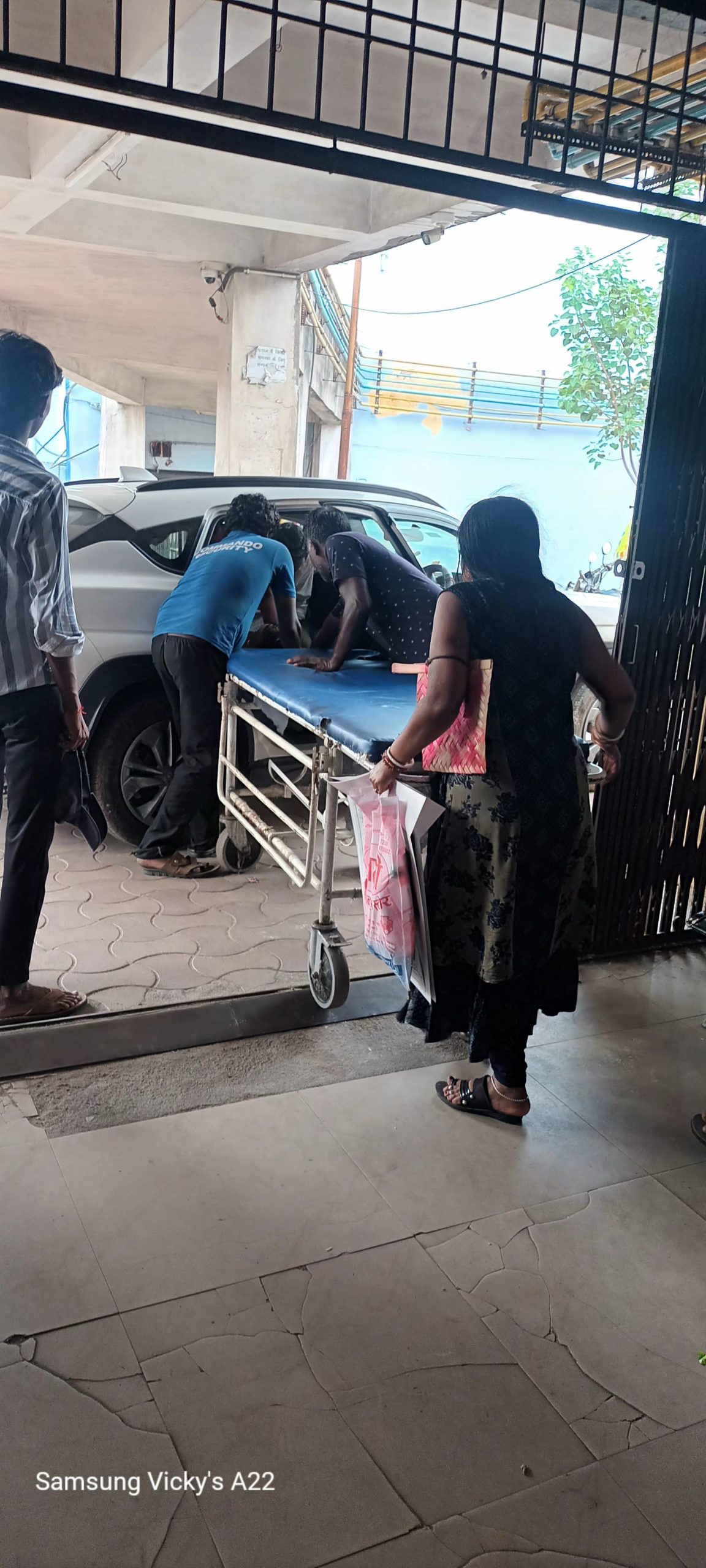 SNMMCH : इमरजेंसी में स्ट्रेचर के अभाव में जमीन पर पड़े रहते हैं मरीज, जवाबदेहों ने साधी चुप्पी