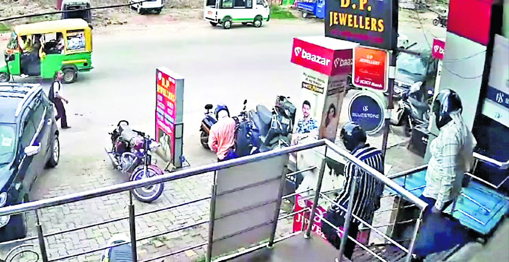 दुकान में हेलमेट पहन कर घुसे थे अपराधी, दुकान संचालक को बंधक बना की लूटपाट