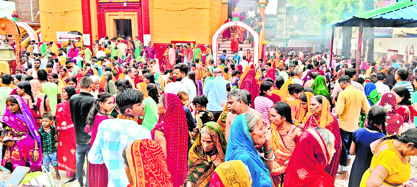 श्रद्धालुओं ने भगवान सूर्य को दिया अर्घ