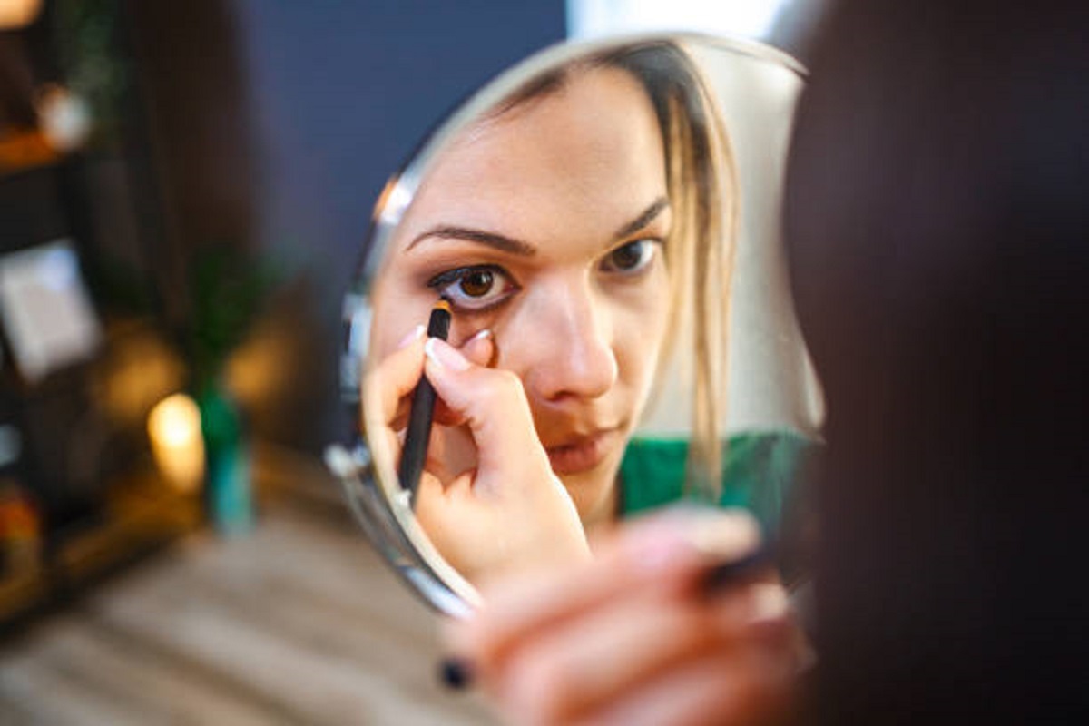 Eye Makeup Tips: काजल फैलने से बचने के आसान उपाय, सुंदर और साफ लुक के लिए टिप्स