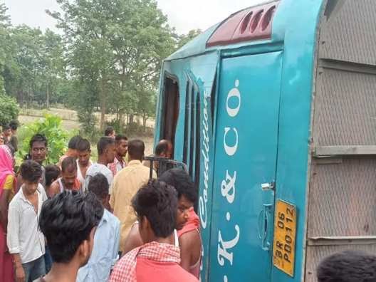 सिलीगुड़ी से छपरा जा रही बस मुजफ्फरपुर में पलटी, 40 यात्री थे सवार…18 से ज्यादा घायल