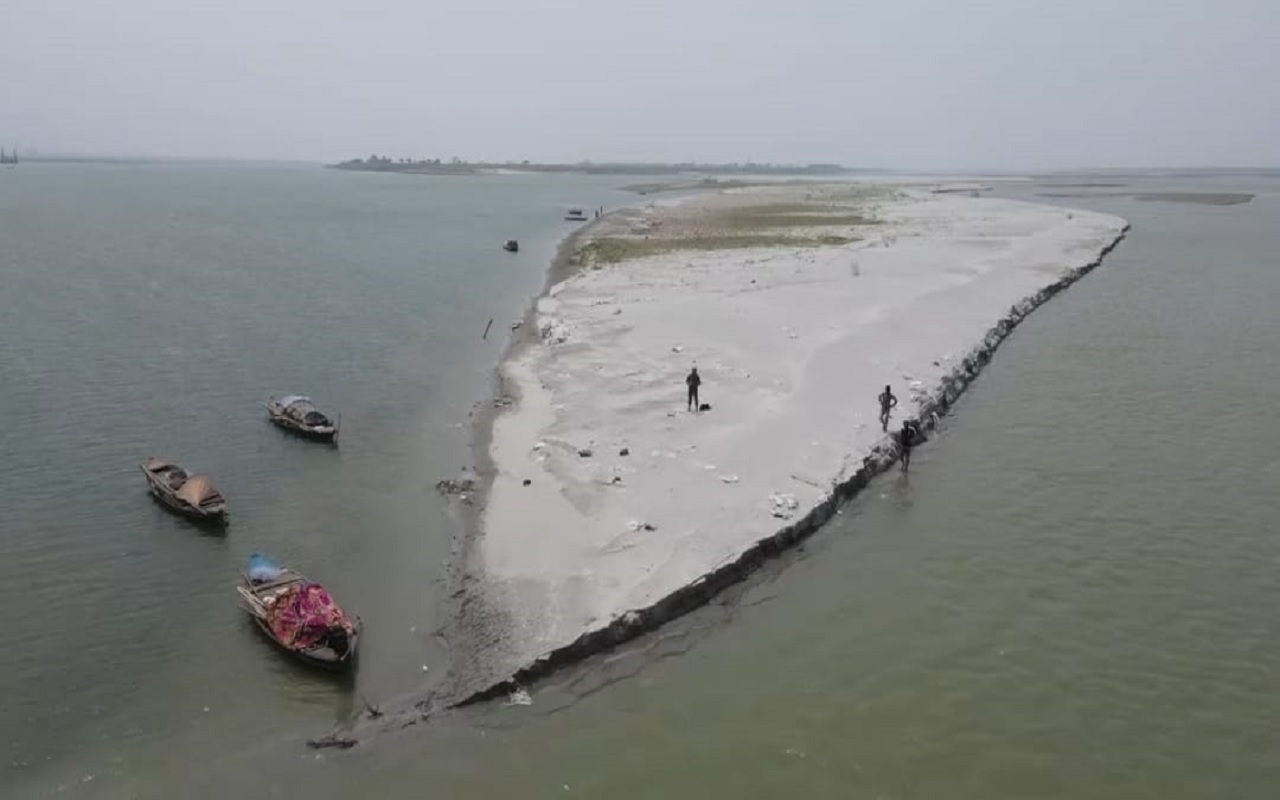 Ganga water level rise: गंगा का जलस्तर खतरे के निशान से ऊपर, दर्जनों गांवों में बाढ़ का खतरा मंडराया