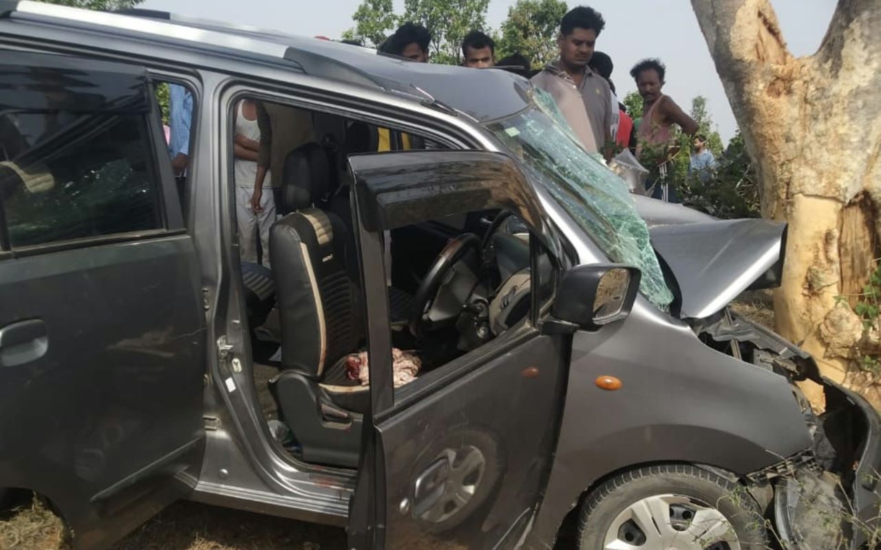 Ranchi News: हातमा जंगल के पास तेज रफ्तार कार पेड़ से टकराई, मामा-भांजे की मौत