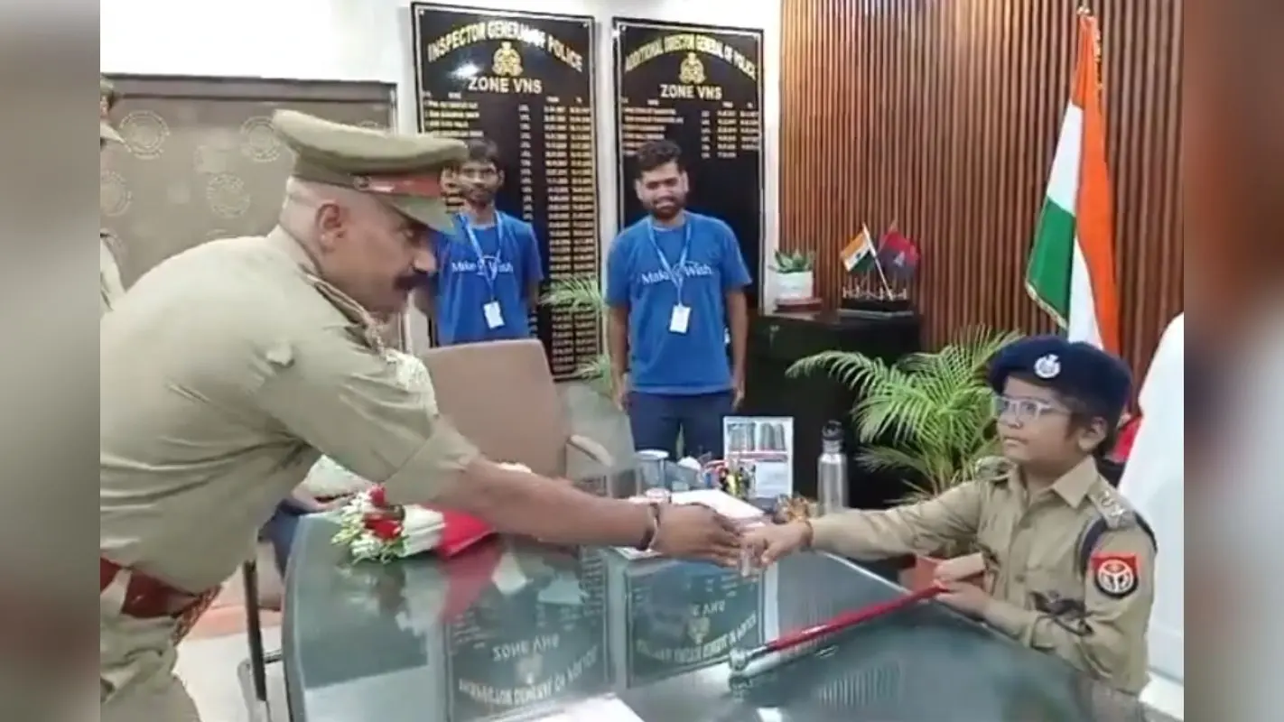 बनारस में नौ साल का बच्चा बना IPS Officer, वीडियो हुआ VIRAL
