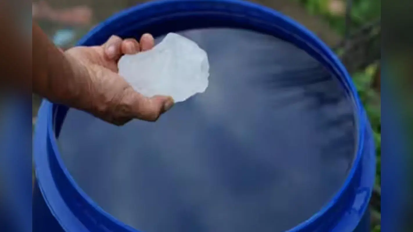 Alum Water: पानी में फिटकरी डालकर नहाने के फायदे